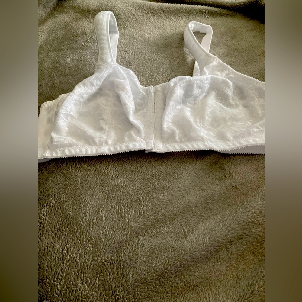 Bra, front closure, 42D, padded shoulder straps, lace front